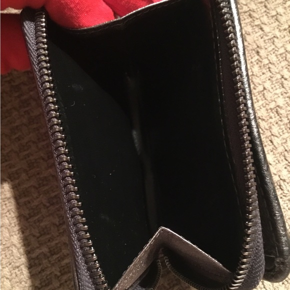 AUTHENTIC BURBERRY COMPACT WALLET IN GOOD PRE-LOVED CONDITION. ONLY $138.00.🔥🔥 - Picture 9 of 14